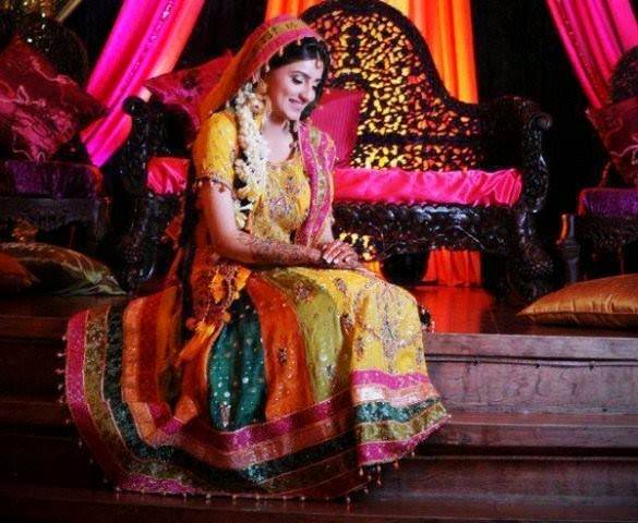 Pakistani wedding mehndi dress designs