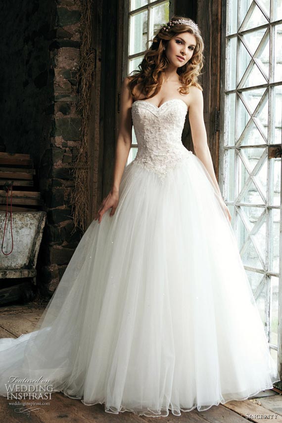 Beautiful Sweetheart Neckline Wedding Dresses For Summer (570 x 855 Pixel)